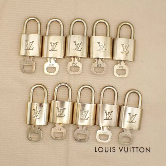 LOUIS VUITTON LV 10 SET PADLOCK CADENA KEY BAG CHARM GOLD PLATED FRANCE 03YE677 - Picture 1 of 4
